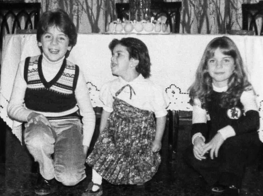 Ο Γιώργος Μαζωνάκης με τις αδερφές του σε παιδική ηλικία