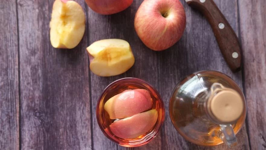 Μήλα και μηλόξυδο πάνω σε τραπέζι