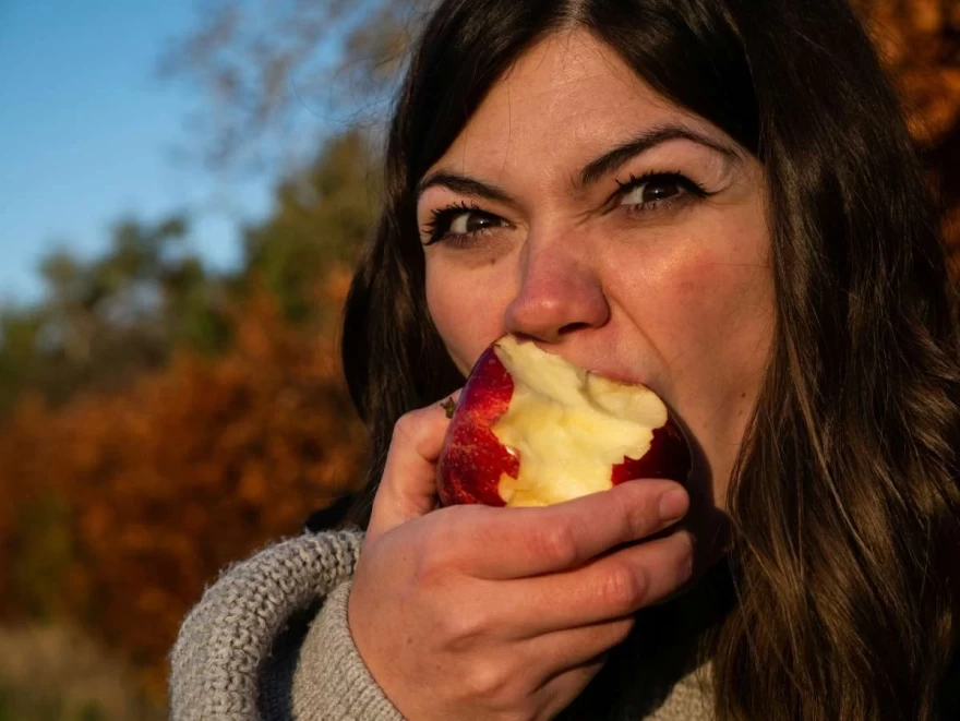 γυναίκα τρώει μήλο