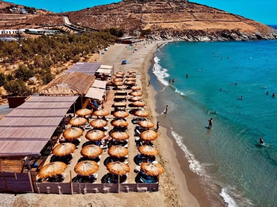 Το Almiri Beach Bar στον Άγιο Φωκά