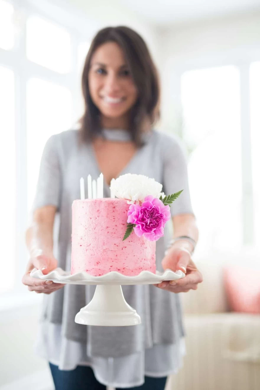 γυναίκα κρατάει τούρτα