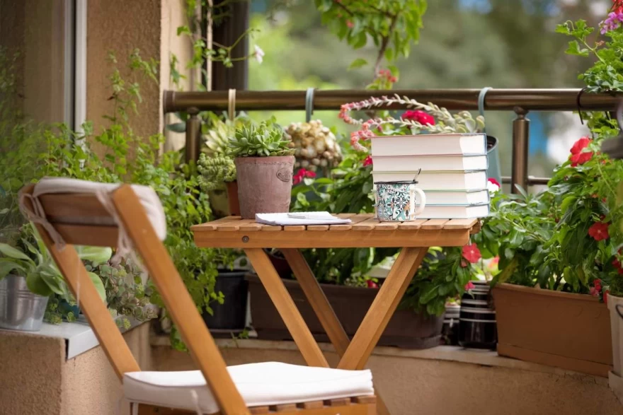 μικρό μπαλκόνι με τραπέζι και φυτά