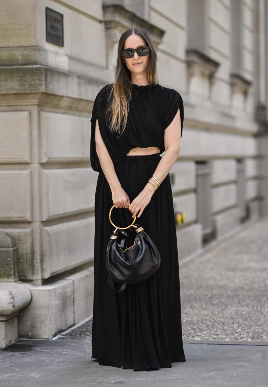 μαύρο φόρεμα με κοψίματα
