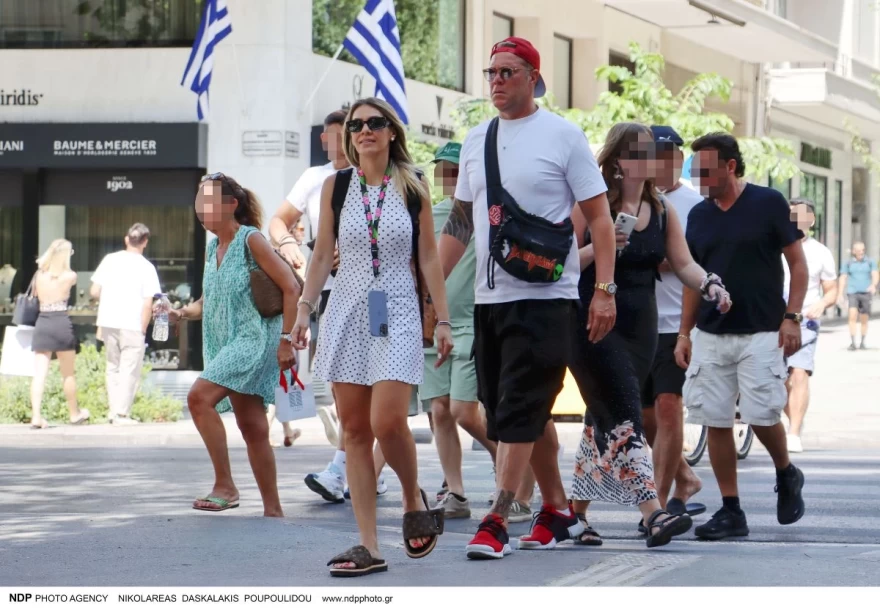 Χρήστος Χολίδης: Σπάνια δημόσια εμφάνιση με την σύντροφό του Κατερίνα Γκιουζέλη – Πού τους συνάντησε ο φακός