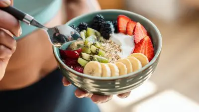 σαλάτα με φθινοπωρινό φρούτο και γιαούρτι