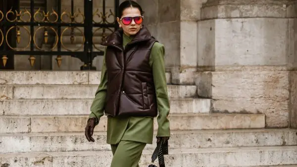 γυναίκα δημιουργεί ακριβά looks με puffer jacket