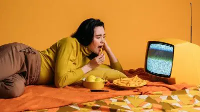 Γιατί το να τρώμε μπροστά από μια οθόνη είναι βλαβερό για την υγεία μας;