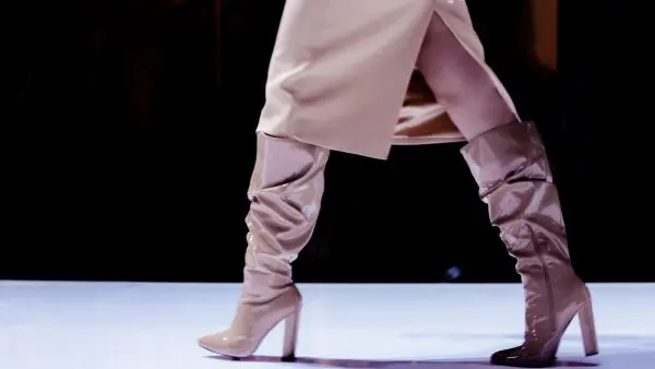 μοντέλο σε πασαρέλα με total pink και ψηλοτάκουνα