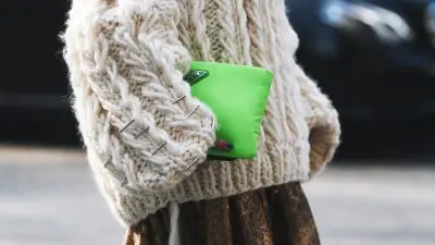 κοπέλα φοράει πουλόβερ μπεζ και neon τσάντα