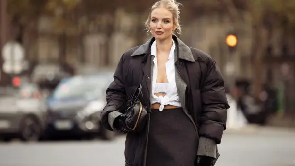 H Leonie Hane με puffer jacket στον δρόμο