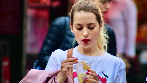 γυναίκα τρώει τυρί στον δρόμο