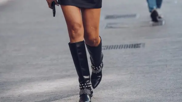 40άρα στο street style φοράει μίνι φούστα και μπότες