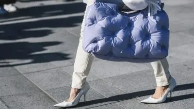 κομψά παντελόνια αντικαθιστούν το τζιν στο street style