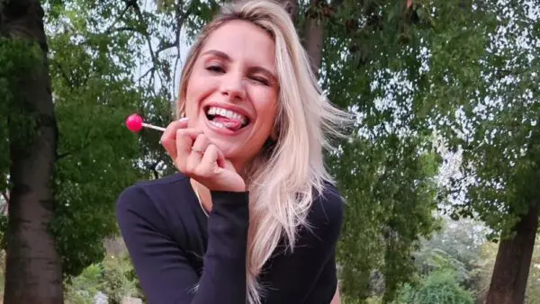 Η Μελίνα Κόντη στο πα΄ρκο με γλειφιτζούρι στο χέρι