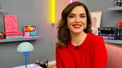 Η Βάσω Λασκαράκη με κόκκινο πουλόβερ