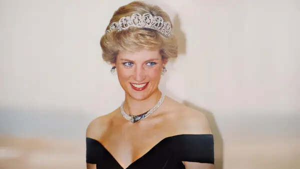 Η πολύτιμη τιάρα κοσμεί τα μαλλιά της Νταϊάνας