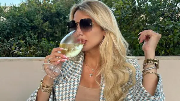 Η Κωνσταντίνα Σπυροπούλου πίνει κρασί