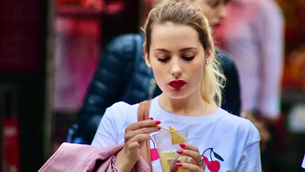 τροφή με κολλαγόνο τρώει γυναίκα στον δρόμο