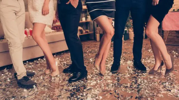 Γυναίκες με καινούργια παπούτσια σε πάρτυ