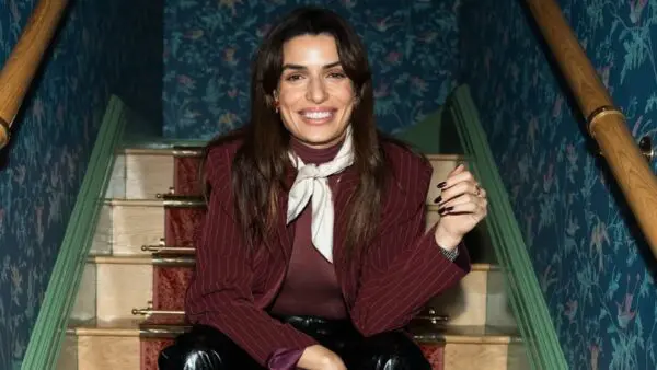 H Τόνια Σωτηροπούλου κάθεται σε σκάλες