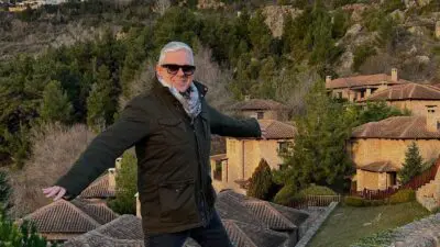 Ο Τάσος Δούσης φωτογραφίζεται στα Τρίκαλα κορινθίας