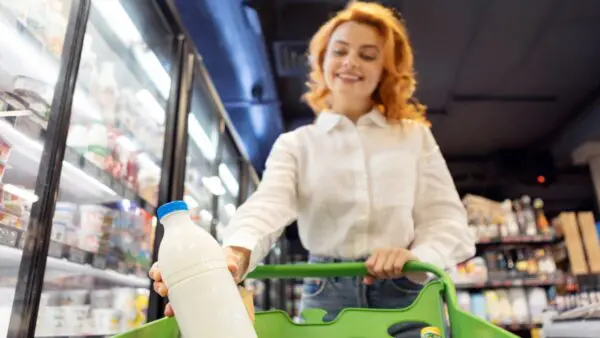Τρόφιμα σε καλάθι σούπερ μάρκετ γυναίκας