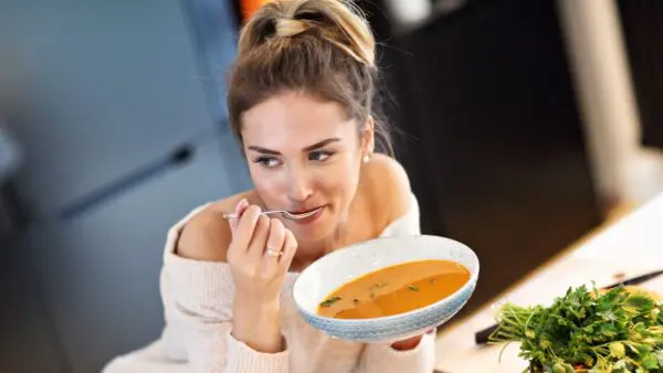 Γυναίκα δοκιμάζει σούπα