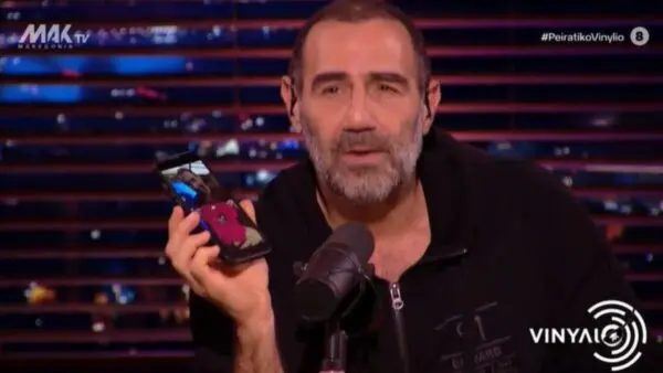 Ο Αντώνης Κανάκης στο πλατό της εκπομπής Βινύλιο