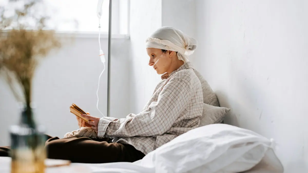 μια γυναίκα που πάσχει από καρκίνο διασωληνωμένη