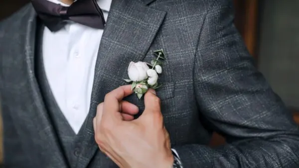 Γαμπριάτικο κοστούμι με λουλούδι