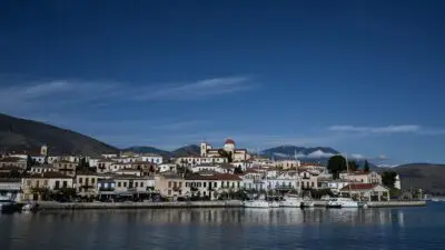 Καθαρός ουρανός πάνω από τη θάλασσα