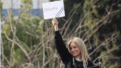 Η Μαρία Καρυστιανού με ένα χαρτί που γράφει "δικαιοσύνη" στο χέρι της