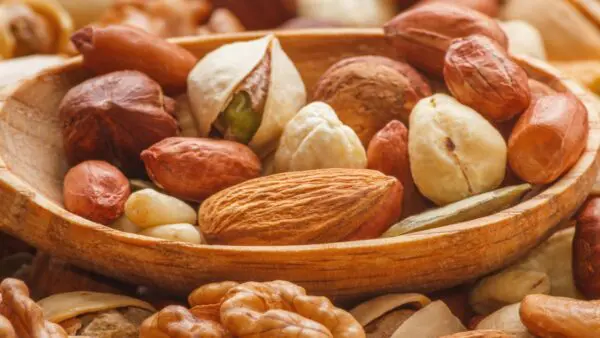 Ξηρός καρπός σε διάφορα είδη σε μπολ