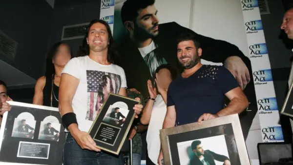 Ο Παντελής Παντελίδης με τον κιθαρίστα του