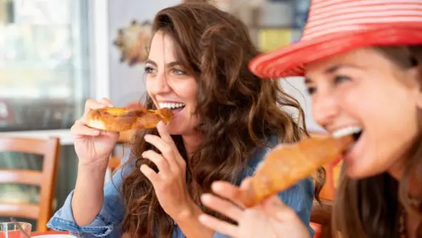 Tο πρωινό τους απολαμβάνουν δύο γυναίκες