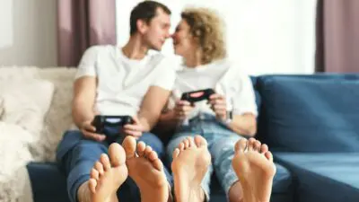 ζευγάρι που παίζει ηλεκτρονικά παιχνίδια