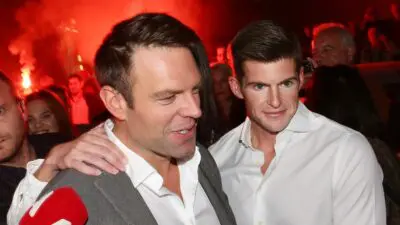 Ο Στέφανος Κασσελάκης και ο Τάυλερ Μακμπέθ σε κοινή έξοδο.