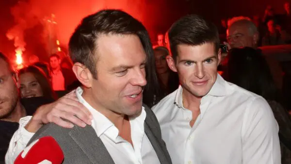 Ο Στέφανος Κασσελάκης και ο Τάυλερ Μακμπέθ σε κοινή έξοδο.