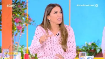 Η Ελένη Χατζίδου με ροζ πουκάμισο