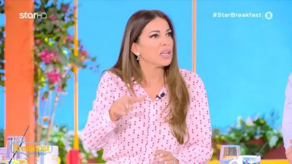 Η Ελένη Χατζίδου με ροζ πουκάμισο