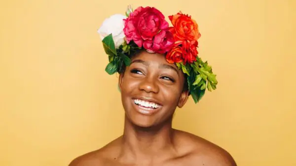 Μια γυναίκα ποζάρει χαμογελαστή