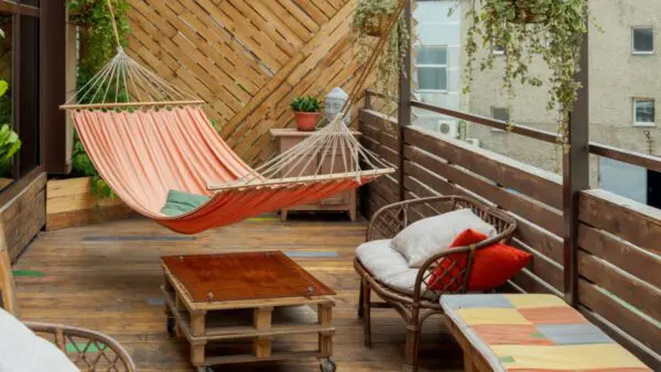 Μπαλκόνι με αιώρα και καρέκλες