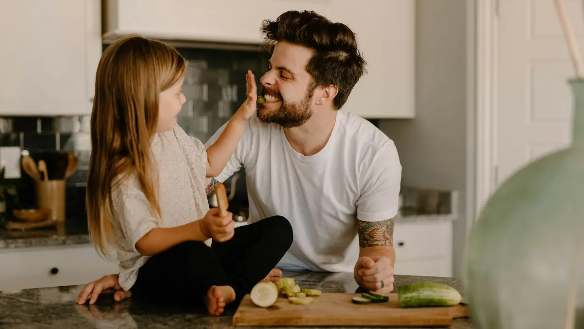 μπαμπάς με κοριτσάκι στην κουζίνα του σπιτιού τους