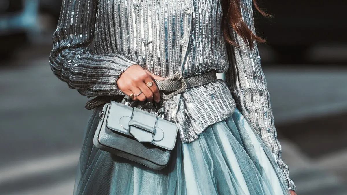 Μια επίσημη εμφάνιση με μπλούζα με παγέτες