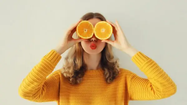 Φρούτα πορτοκάλια κρατάει γυναίκα