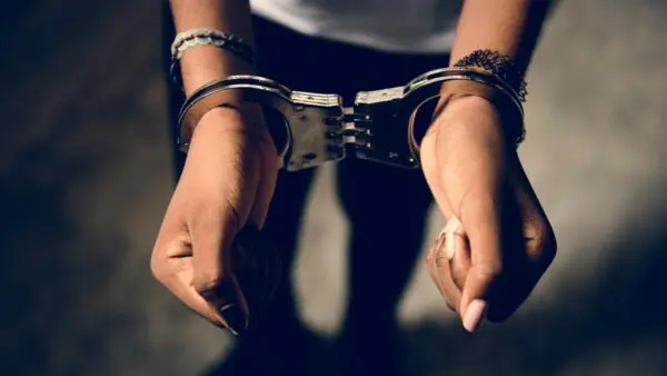 ανήλικη με χειροπέδες