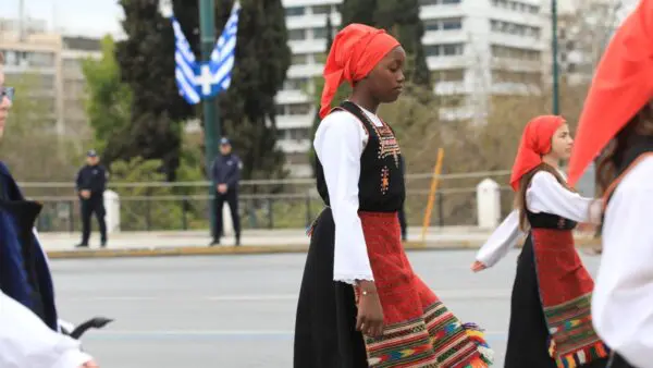 Ένα κοριτσάκι στην παρέλαση με παραδοσιακή στολή