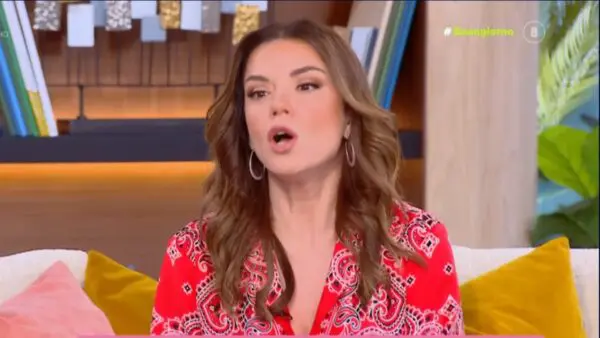 Η Βάσω Λαδσακράκη στον καναπέ του mega