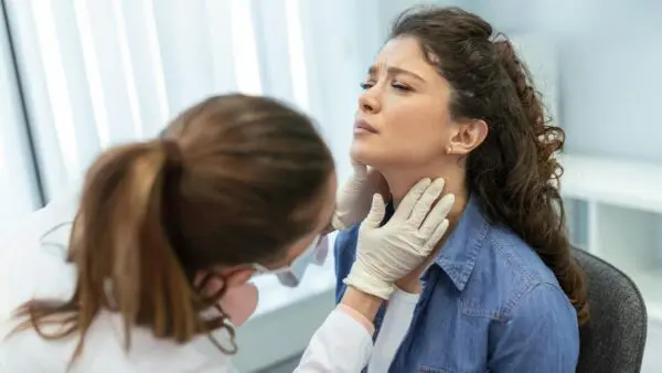 Μια γυναίκα εξετάζεται από μια γιατρό