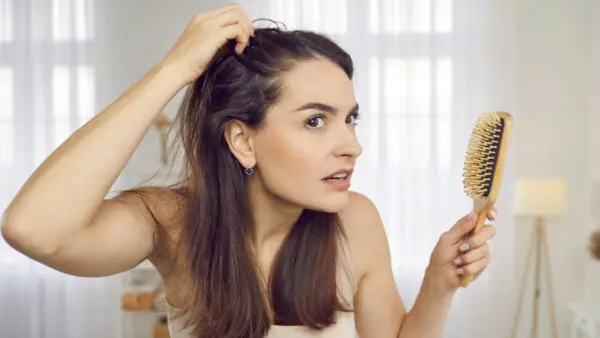 Τα Λευκά μαλλιά της κοιτάζει γυναίκα